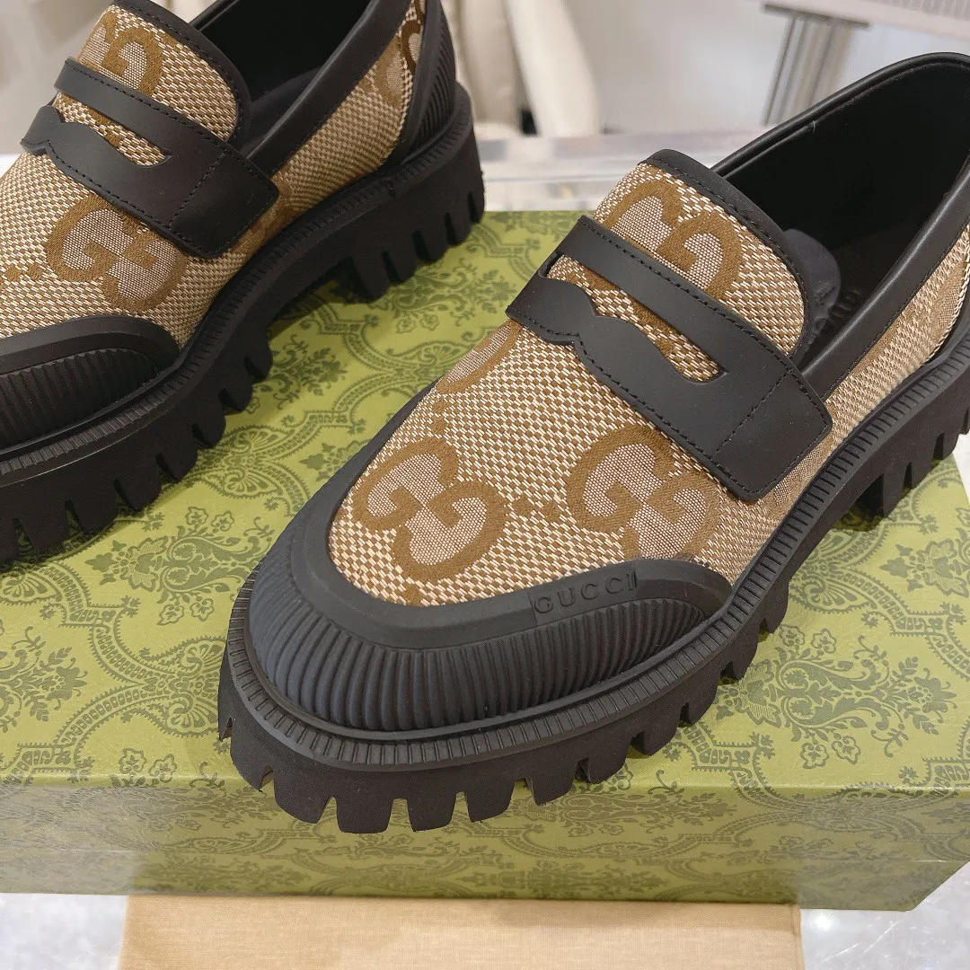 👟👟Ex-factory price 520👟👟 New GG loafers for spring and autumn. Gucci shoes cleverly use unique design elements to inject fresh vitality into the collection design. Crafted from camel and ebony GG canvas, these stylish unisex loafers feature a new interpretation of the brand's classic monogram pattern for the new season. Camel and ebony GG canvas/imported silk cowhide surface, imported silk cowhide lining, same style for men and women, black leather and rubber piping, EVA rubber sole, low heel, 4.5cm heel height, female size: 35#~42#, male size: 39#~47#, Italian creation